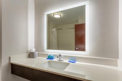 夏洛特阿罗伍德快捷假日酒店的浴室设有白色水槽和镜子