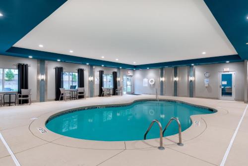 夏洛特夏洛特机场智选假日酒店的大型游泳池,位于酒店带大型游泳池的房间内