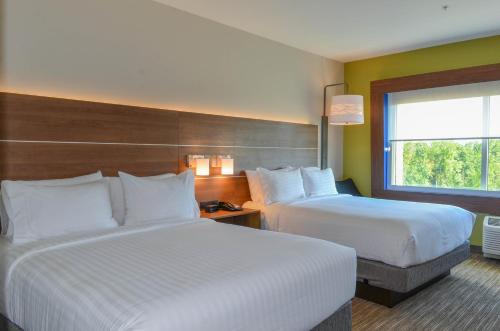 夏洛特东北大学区智选假日酒店客房内的一张或多张床位