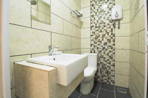 莎阿南莎阿南智慧城市米米拉拉酒店的一间带水槽和卫生间的浴室