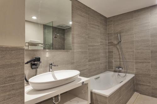 Grand Safran Hotel Pangkalpinang的一间浴室