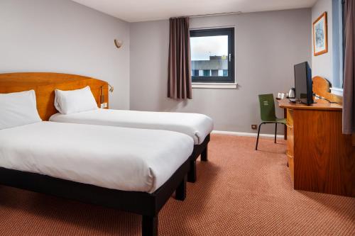 北安普敦宜必思北安普敦中心酒店的酒店客房设有两张床和电视。