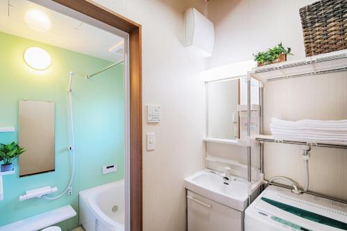 富士吉田市Kitaguchi Tougakukan的一间带水槽、卫生间和镜子的浴室