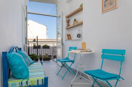 扎金索斯镇Andriani Apartment的带阳台的客房配有蓝色椅子和书桌