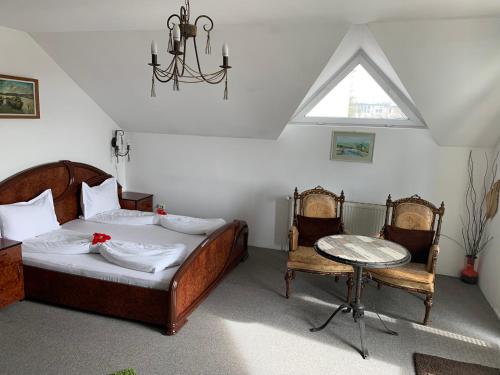 布加勒斯特诺布勒斯酒店的卧室配有一张床和一张桌子及椅子