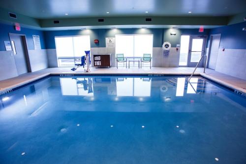 盖茨堡Holiday Inn Express & Suites - Gettysburg, an IHG Hotel的大楼内的一个蓝色海水游泳池