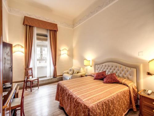 罗马拉贝勒酒店的配有一张床和一把椅子的酒店客房