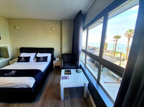 巴特亚姆Spat Beach的酒店客房设有一张床,享有海景。