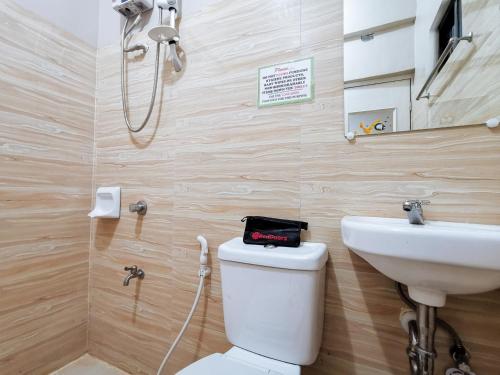 桑托斯将军城RedDoorz near Gaisano Mall Gensan的一间带卫生间和水槽的浴室