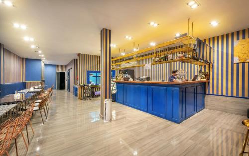 曼谷Happy Station Bangkok的餐厅设有拥有蓝色墙壁的酒吧