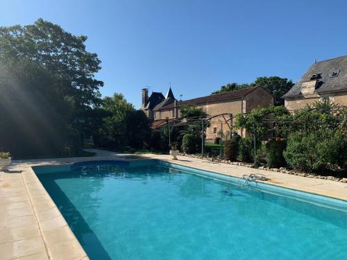 阿瓦同阿瓦顿城堡酒店的一座大蓝色游泳池,位于房子前