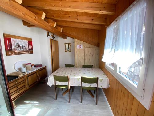 安德马特私人客房住宿加早餐旅馆的一个小房间,设有一张桌子和椅子,窗户