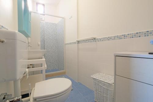 加利亚诺德尔卡波Una Torre nel Mare的白色的浴室设有卫生间和淋浴。
