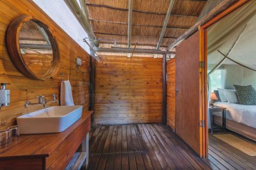 提姆巴瓦提禁猎区Shindzela Tented Camp的一间带水槽和床的浴室