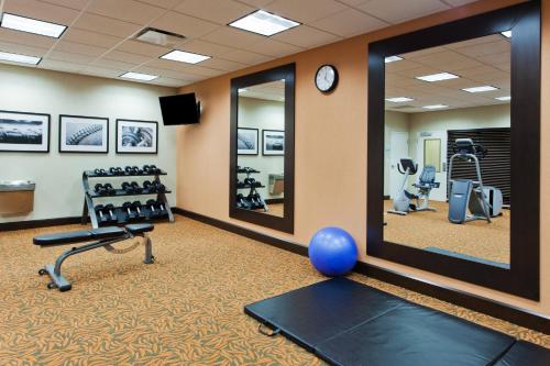 亨茨维尔亨茨维尔西-研究园智选假日酒店的一间健身房,里面设有镜子和蓝色的球