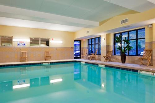 Harriman哈里曼智选假日套房酒店的蓝色海水游泳池,位于酒店客房内