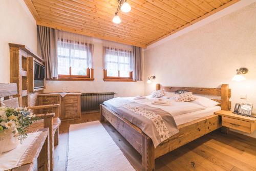 扎兹里瓦Salaš Syrex的一间卧室设有一张大床和木制天花板