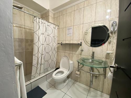 圣佩德罗-德马科里斯呱啦呱公寓式酒店的浴室设有卫生间、镜子和水槽