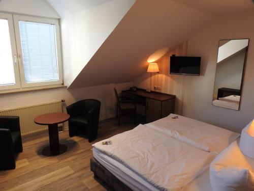 克滕安哈尔特酒店的配有一张床和一张书桌的酒店客房