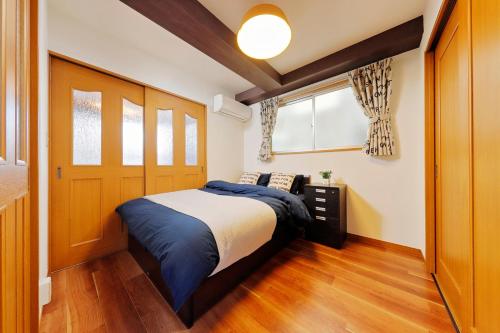 东京Terrace Terano#201的一间卧室配有一张床和一扇木门