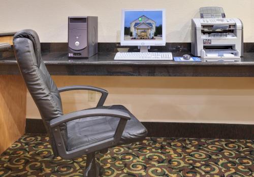 埃尔多拉多埃尔多拉多智选假日酒店的一张桌子前面的椅子和一台电脑
