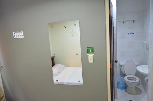 库库塔Hotel Balcon Llanero的一间带卫生间和镜子的小浴室