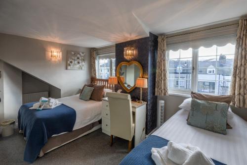 南希尔兹弗雷斯特酒店的一间卧室配有两张床和镜子