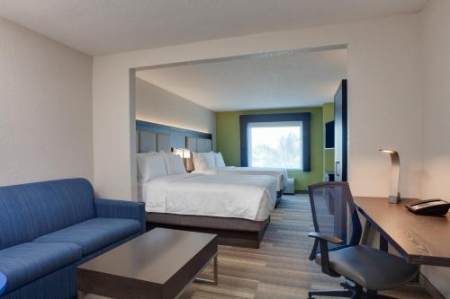 劳德代尔堡Holiday Inn Express Hotel & Suites Fort Lauderdale Airport/Cruise Port, an IHG Hotel的酒店客房,配有床和沙发