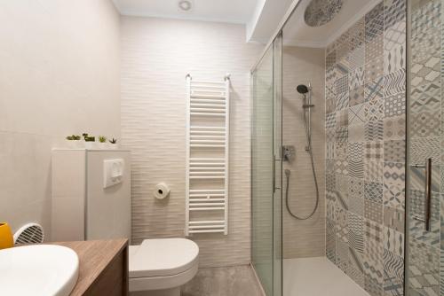 奥帕提亚Apartment Stella的带淋浴、卫生间和盥洗盆的浴室