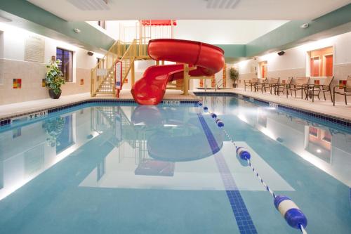 拉夫兰拉夫兰智选假日套房酒店的中间设有滑梯的游泳池
