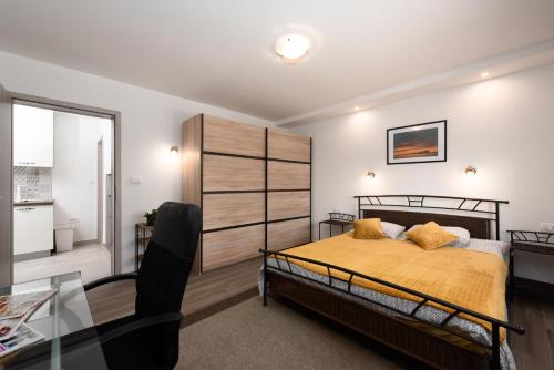 奥帕提亚Apartment Stella的一间卧室配有一张床和一张玻璃桌