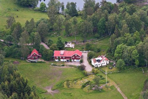 GällingeFinas Torpgård B&K的山丘上房屋的空中景致