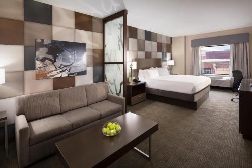 俄克拉荷马城市中心智选假日酒店 - 布里克客房内的一张或多张床位