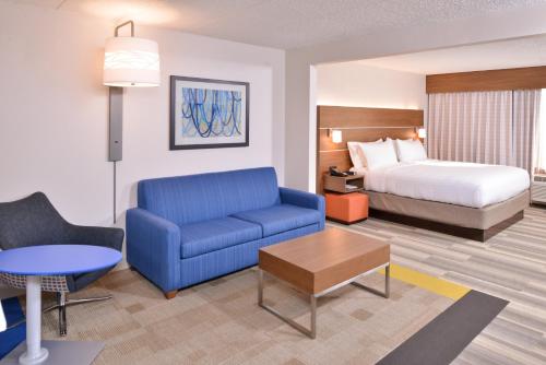 Holiday Inn Express Hotel & Suites Indianapolis Dtn-Conv Ctr, an IHG Hotel客房内的一张或多张床位