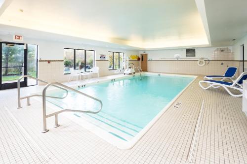 大布兰克格兰德布兰卡智选假日酒店和套房的一个带两把椅子的大型游泳池