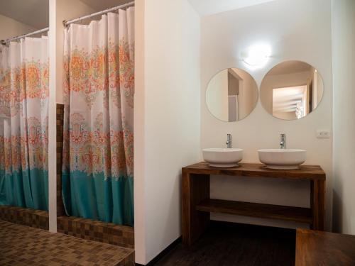 图卢姆Colorbox beds and rooms的浴室设有2个水槽和镜子