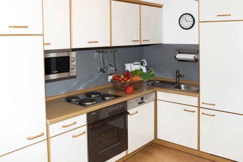 阿尔戈伊地区伊斯尼Ferienwohnung Karin Bucher的厨房配有白色橱柜和水槽