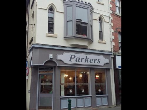 纽敦Parkers House Bed & Breakfast的城市街道上标有标牌的豹子商店