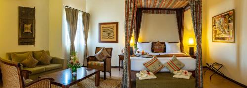 阿克拉非洲丽晶酒店的酒店客房,配有床和镜子