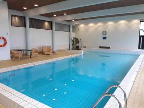 万塔哈梅库兰庄园酒店的大楼内的大型游泳池