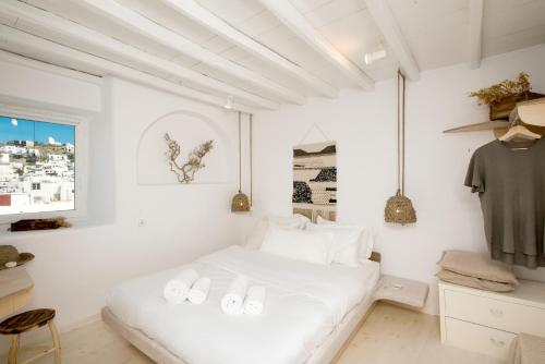 米克诺斯城Villa Loom Mykonos Town的白色的卧室设有床和窗户
