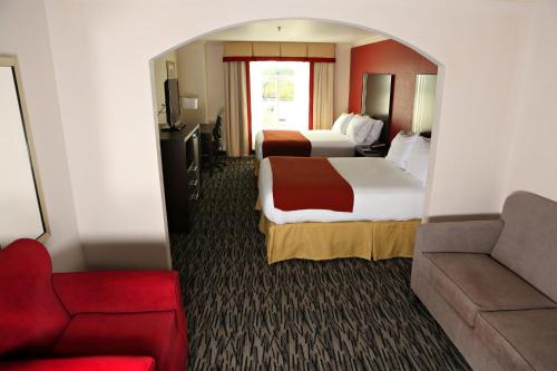 萨姆特萨姆特智选假日酒店及套房的酒店客房,设有两张床和一张沙发