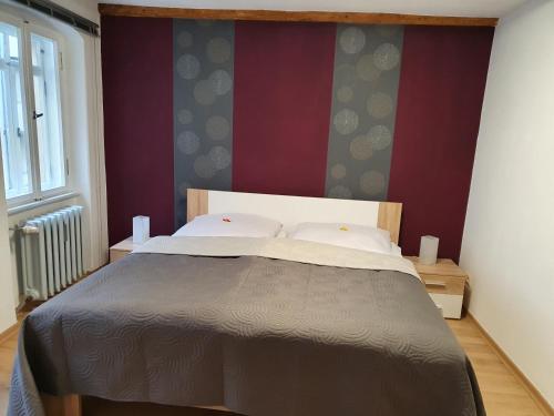 梅森Ferienwohnung Ines Wolf in der Meißner Innenstadt的一间卧室设有一张紫色墙壁的大床