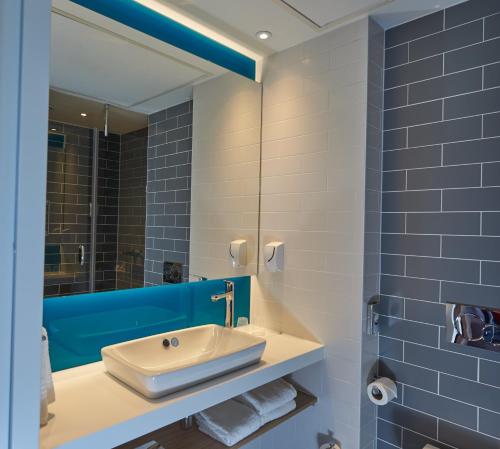 阿姆斯特丹阿姆斯特丹快捷智选假日酒店的一间带水槽和镜子的浴室