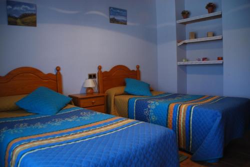 贝塞特Casa La Catalina的一间卧室配有两张蓝色和黄色床单