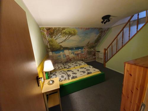 DallgowFerienhaus- Dallgow的一间设有一张壁画床的房间