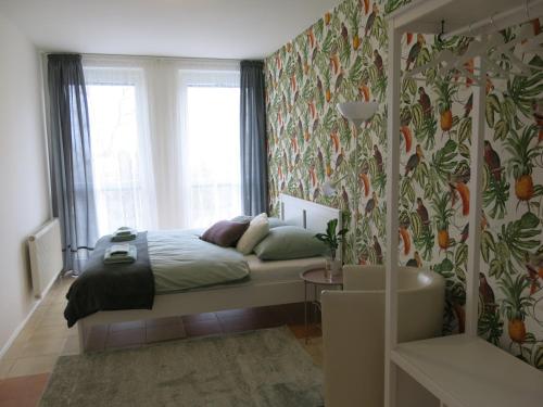 比尔森Apartmány Nad ZOO的一间卧室设有一张床和一个窗口