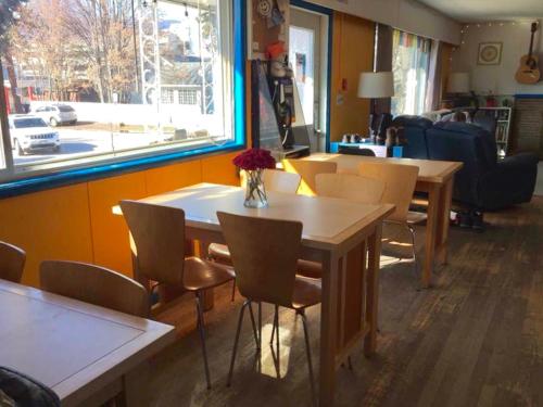 基洛纳基洛纳国际旅舍的一间带桌椅的用餐室和窗户。