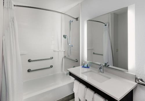休斯顿纪念公园区智选假日酒店的一间浴室