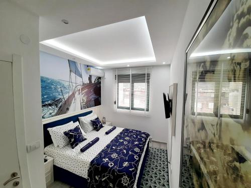 科托尔Maritimo di Cattaro****Lux Apartment with Garage的一间卧室配有蓝色和白色床单